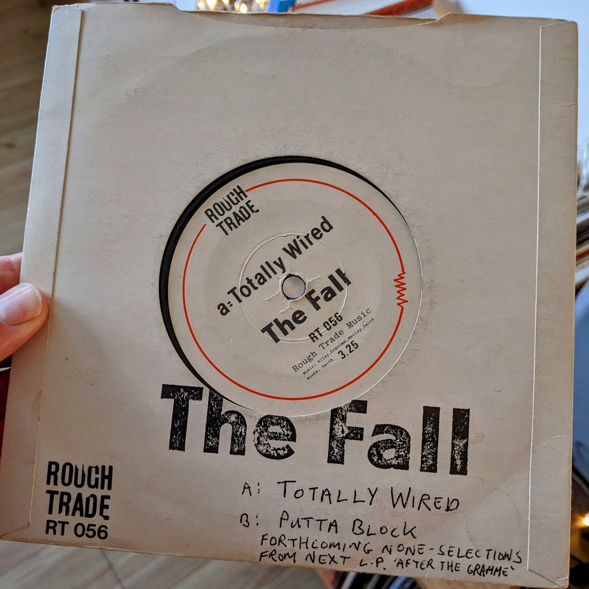 simonsone's tweet photo. My #45Single random selection number 3!
The Fall's Totally Wired 1980 on @RoughTrade 'Forthcoming non-selections from the next LP' always makes me laugh! ๐
#single45 #vinyl #TheFall #vinylcollection https://t.co/QPqapRiXjb