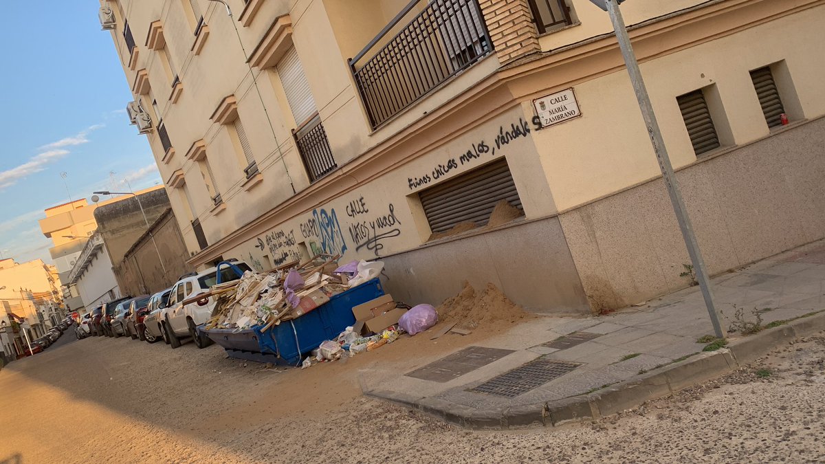 Jesudasa's tweet photo. A ver si por favor tras varios intentos de contacto con @AlcaldiaAlm se puede contacta con el vecino k tenga esta bañera en la c/Granados intersección con c/M@zambrano que retiren esto de una vez que esté creando cada vez más basura y lleva ya con esta 3 semanas @PoliciaLocalAlm https://t.co/ltUDDmBuqp