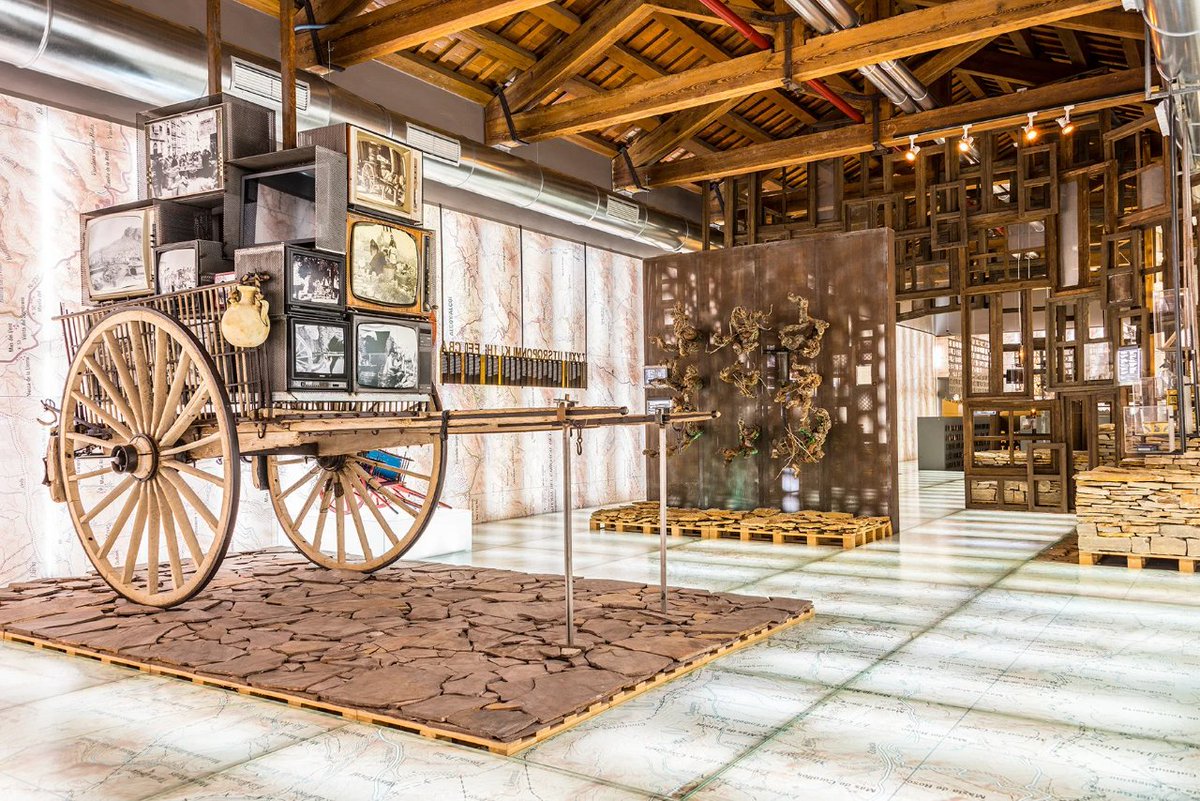 🟡 A l'exposició permanent #noésfàcilservalencianaovalencià estem parlant de les dificultats de les identitats en un món globalitzat i de i la nostra experiència col·lectiva com a poble.

📸 Del carro al món audiovisual @Hèctor Juan
#LETNO #letnomillormuseueuropeu