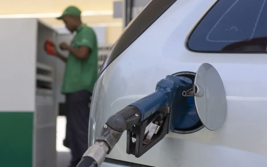 sensacionalista's tweet photo. Bolsonarista vende o carro para não ter que pagar gasolina 12% mais barata https://t.co/iB433RCuTQ