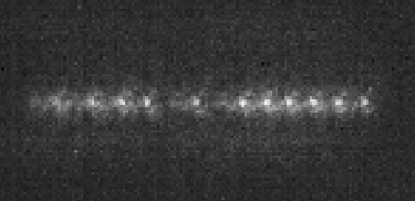 liaf_quantum's tweet photo. Una cadena de 11 iones de iterbio, isótopo 174, brillando. Se ven dos espacios que parecen vacíos. En realidad, están ocupados por otros isótopos de iterbio que no brillan con la luz que se los está iluminando. https://t.co/A9sz6al79k
