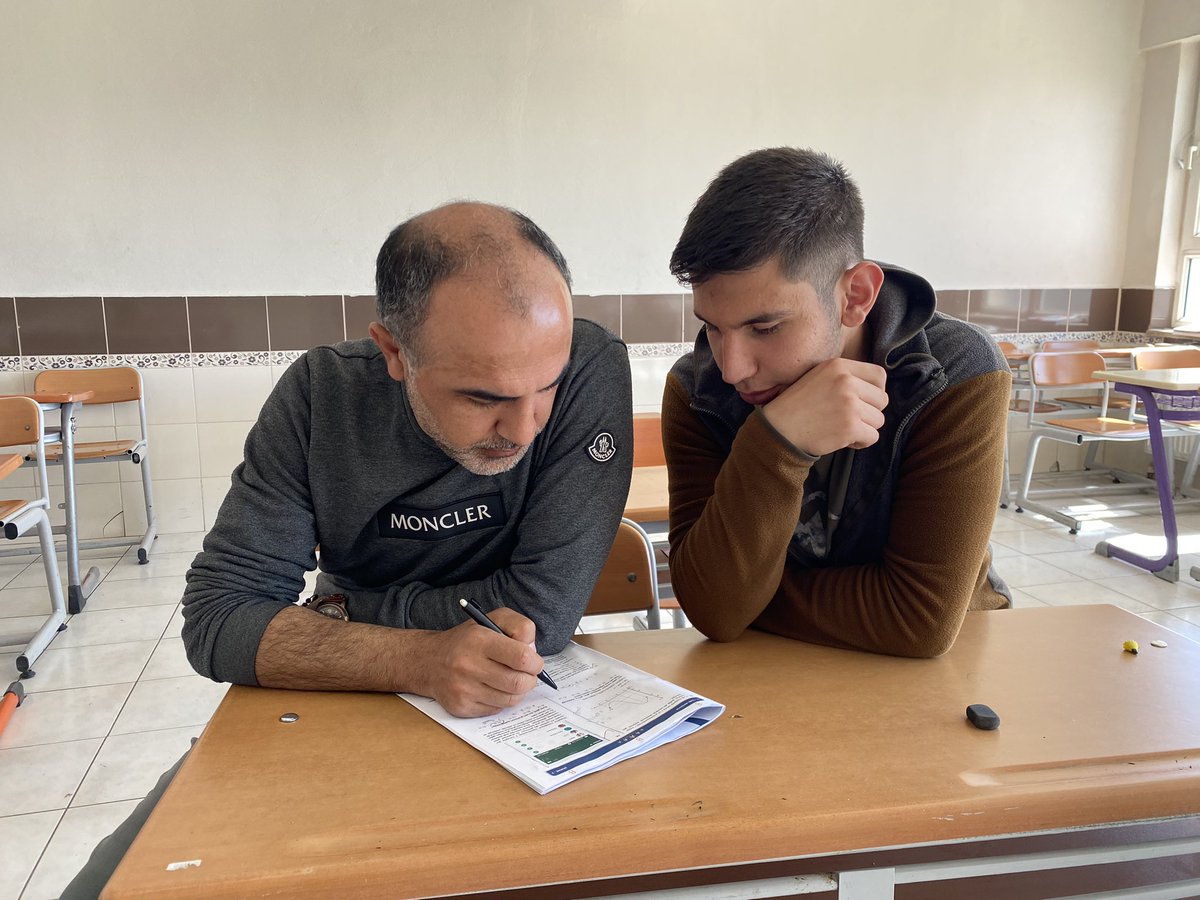 YKS sınavına sayılı günler kala, 12.sınıflarımızla haftada 4 seri denemelerimize devam ediyoruz. 

Denemelerden arta kalan zamanlarda, öğleden sonraları, ise öğrencilerimiz ilgili branş öğretmenlerine sorularını yöneltiyorlar. 

Emekleriniz boşa gitmesin inşallah 💪🏻