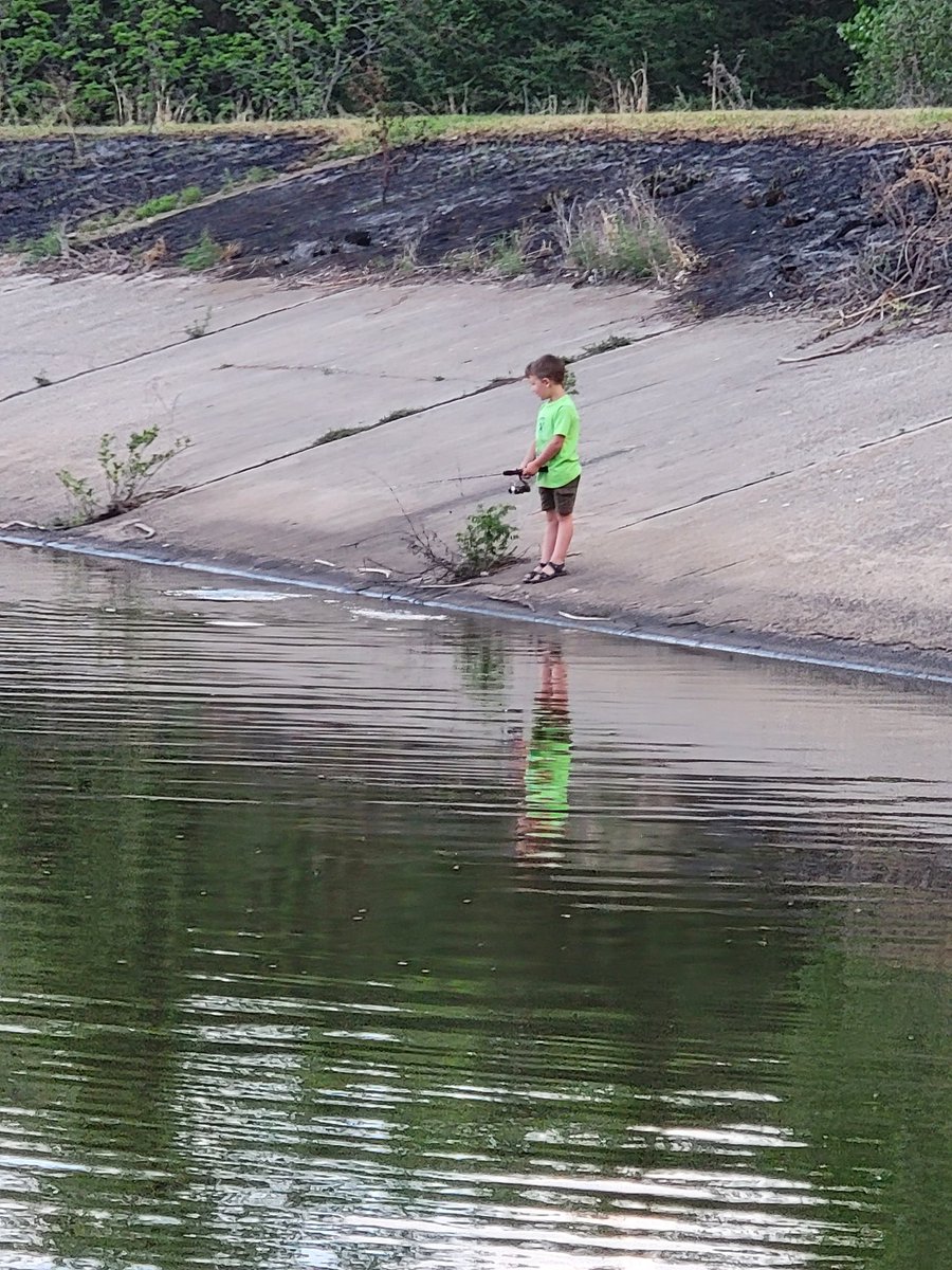 Thatoneguycw's tweet photo. Aj and I got out for a little crappie fishing this last week. Thanks to all of the KDWP workers that keep our local fishing hole nice and maintained. We appreciate it. #kansas #kansasfishing #nextgenerationofanglers #crappiefishing #kidsfishing #KDWP https://t.co/lL12PQKYIr