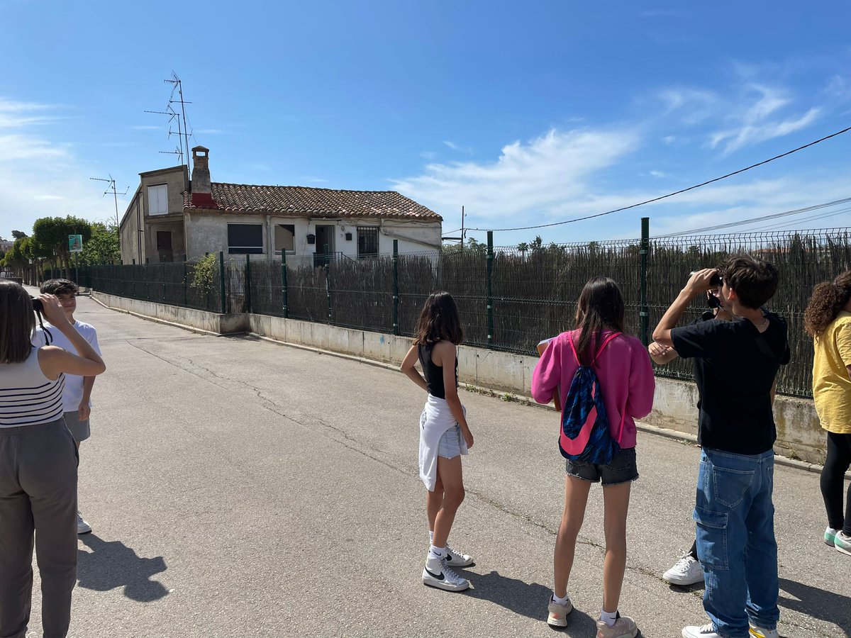 Avui l'alumnat de l' #ateneuinstructiu de St.Joan Despí
ha participat al #ProjecteDonamAles tot estudiant la biodiversitat d'ocells del seu entorn. Molt bona feina nois i noies! <a href="/EscolesXESC/">EscolesXESC</a> <a href="/escolesverdes/">escolesverdes</a> <a href="/UniBarcelona/">Universitat de Barcelona</a> <a href="/EducacioUB/">Facultat Educació UB</a> @elldcem <a href="/FECYT_Ciencia/">FECYT</a>