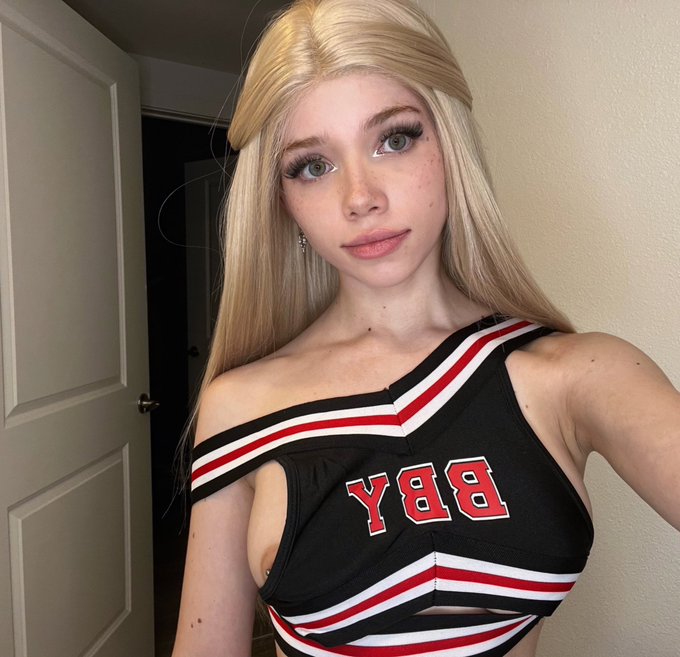 netflix n fck with a cheerleader? 😇 https://t.co/8nAeX3PSjc