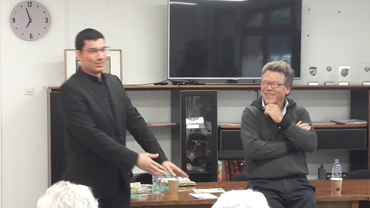 Explicant les nostres propostes al Casal d'avis de #valldoreix. Ens va  preocupar que molts dels assistents creguessin que només es pot governar si es té majoria absoluta. La democràcia no és una dictadura renovable cada quatre anys, sinó l'art de dialogar i compaginar  dessitjos