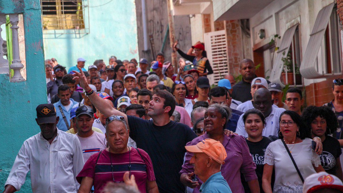 Desde #LaGuaira, recorriendo los bloques de 10 de Marzo, calle bonanza y calle nueva.
Llevando un mensaje de prosperidad a los vecinos y comerciantes del sector, mi compromiso es ganar y gobernar para todos los venezolanos sin ninguna distinción.
#UnidosXVenezuela 🇻🇪
