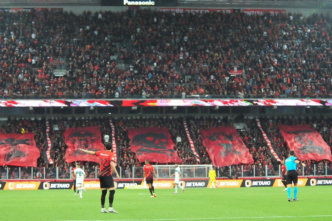 Os Fanáticos e demais torcedores do Athletico Paranaense no clássico vs Coritiba, no domingo, pelo Brasileirão.

(📸 José Tramontin/Athletico, Ernani Ogata)