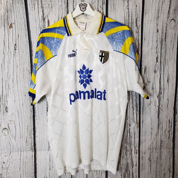 CultureFoot7's tweet photo. 💭 Quel maillot aurait sa place dans un musée selon vous ❓

Je commence avec ce maillot extérieur de Parma, saison 1995-96. https://t.co/rvWCk6vZNt