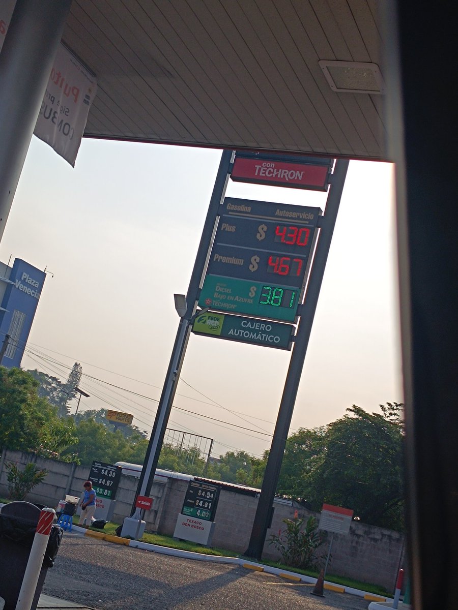 michellinah's tweet photo. Se supone que en todas las gasolineras de la zona central se tiene que manejar en promedio el mismo precio por ejemplo la premium $4.41 pero la gasolinera texaco de la Don Bosco la tiene a $4.67 y unos km antes en la texaco el arenal la tienen a $4.42 @EconomiaSV @nayibbukele https://t.co/PUPeO6pedc