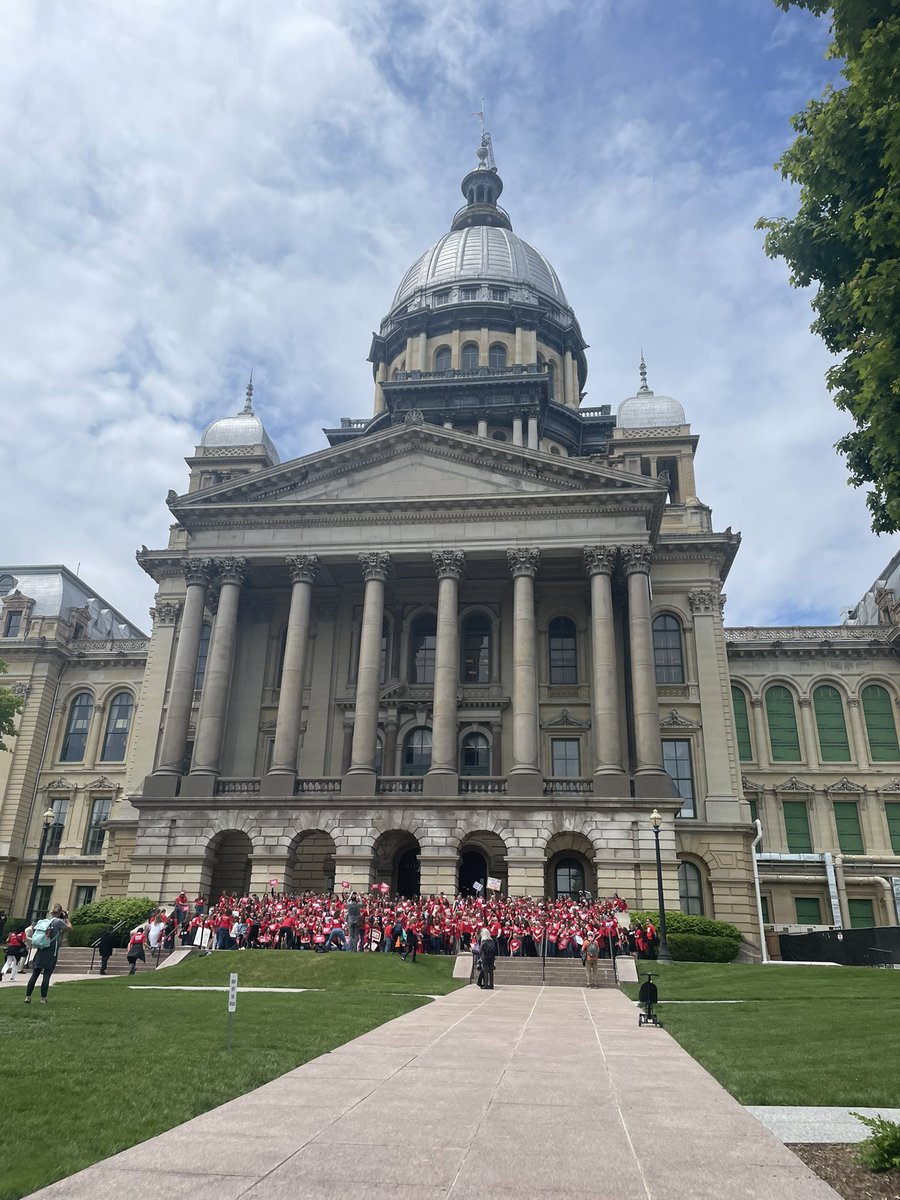 Feeling proud to make some #illinoise with the Illinois Chapter of <a href="/MomsDemand/">Moms Demand Action</a> on the wonderful advocacy day! #letsmakeillinoise #itstheguns #demandaction