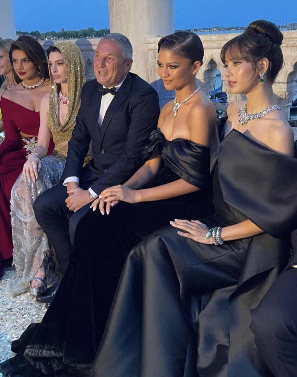 npomvtt's tweet photo. MULHERES 💜 Lisa do BLACKPINK ao lado de Priyanka Chopra, Anne Hathaway e Zendaya em evento da Bvlgari. https://t.co/0k4CmZ7mBP