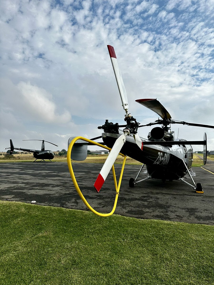 helivate's tweet photo. #TheBeast enjoying a little break in the weather 
.
.
.
#helivateHQ #alouette #robinsonhelicopters  #helivate #helicopterpilot #helicopterlife #helicopter #avgeek #aviation #pilottraining #aviationlovers https://t.co/W5WeR5kXwP