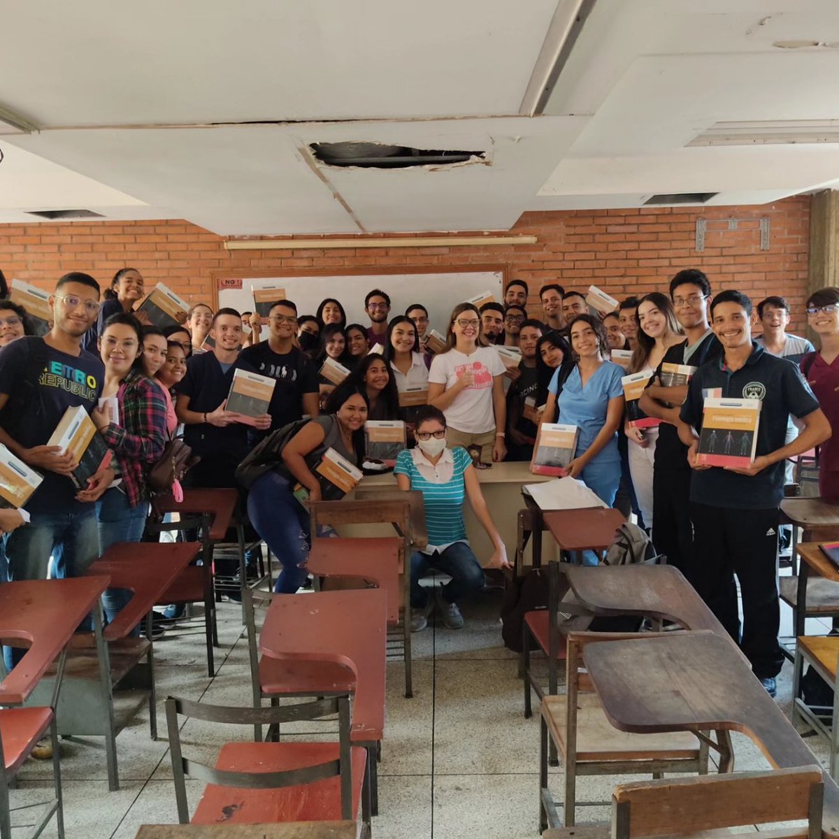 colegmedanz's tweet photo. El día de hoy el Colegio De Médicos de Anzoategui realizó una entrega de libros a los estudiantes de 5to semestre de medicina de la #UDOAnzoategui 🏛️  , material necesario para la formación profesional de estos futuros médicos. https://t.co/XAr8HbA09u