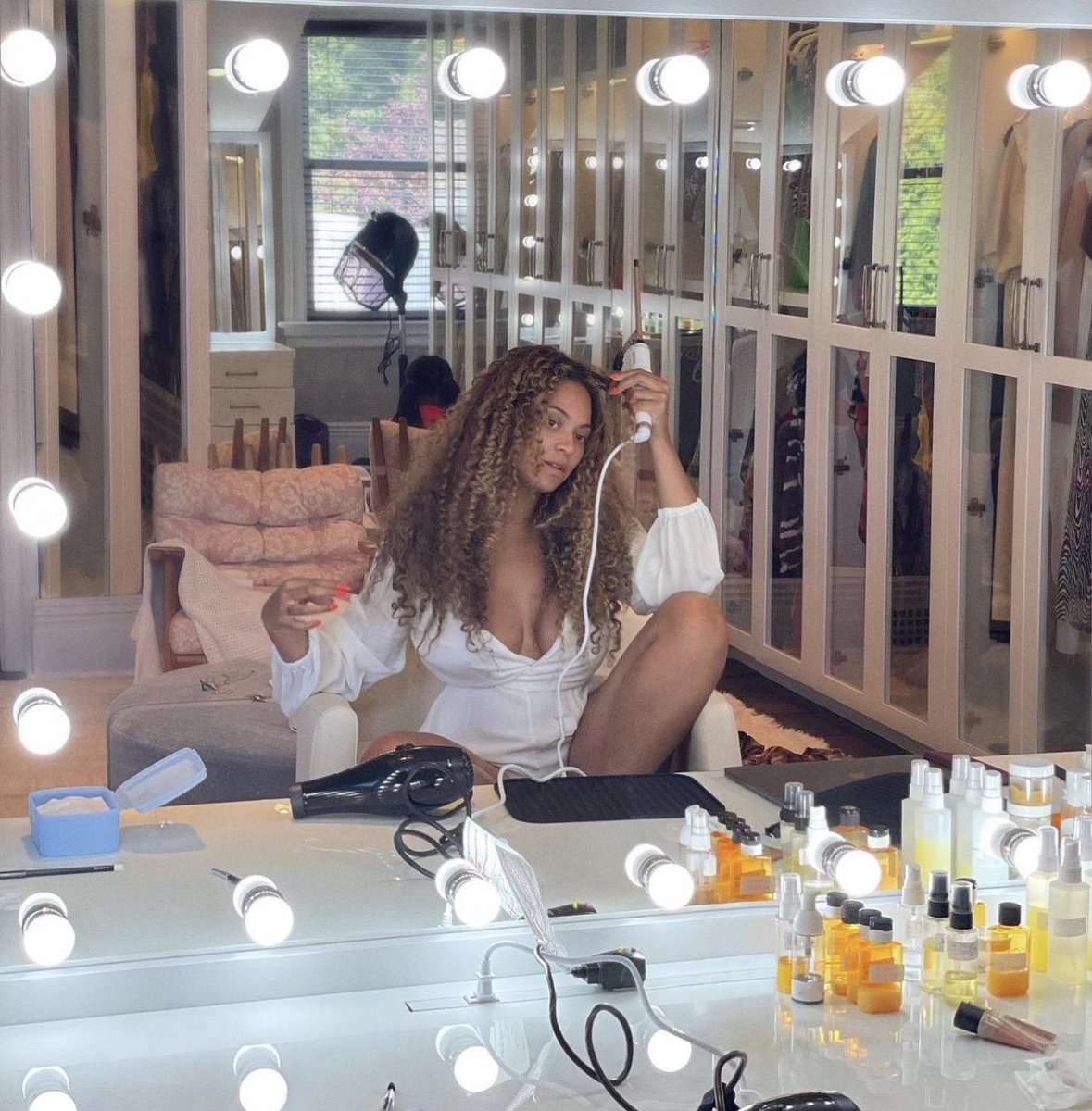 thetiarawillis's tweet photo. Bundles by Beyoncé on the WAY! https://t.co/9Btu5t6vHD