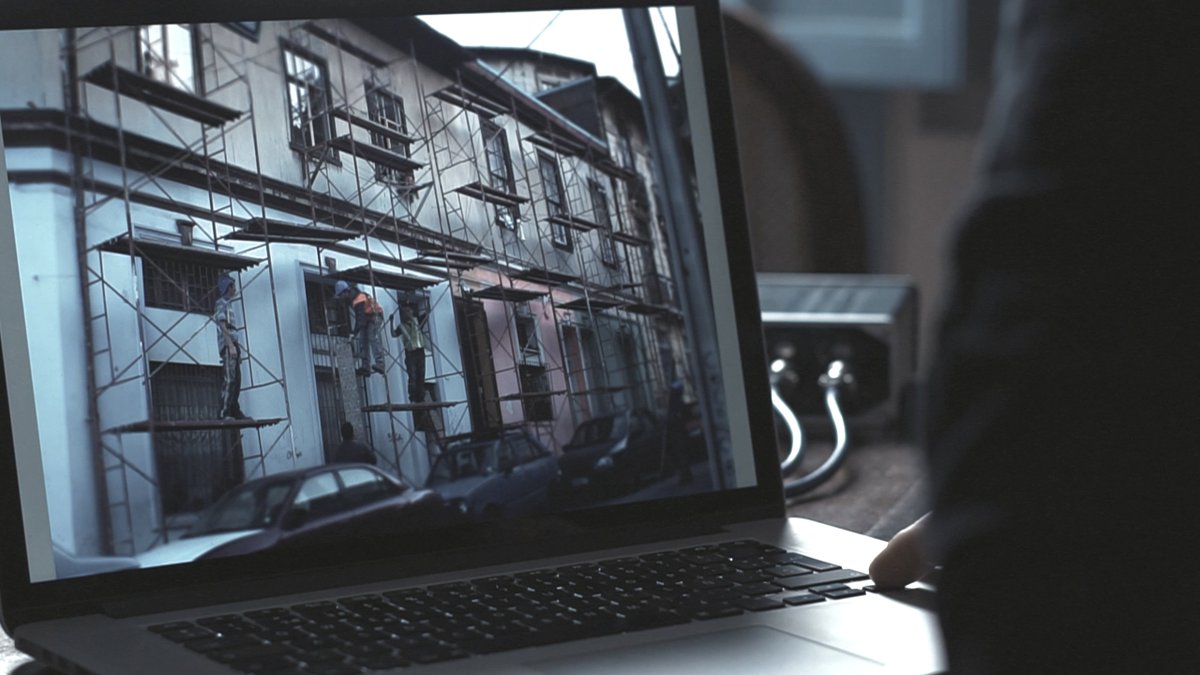 dereojoCL's tweet photo. Este miércoles 17 de mayo, en #canalartv se estrena el segundo episodio de 𝐇𝐀𝐁𝐈𝐓𝐀𝐌𝐎𝐒: "Edificio Favero" 🎬 Sumérgete en la historia de este emblemático conjunto habitacional de Valparaíso, construido en 1912 por el arquitecto Giocondo Favero. https://t.co/bLGpANQFM6