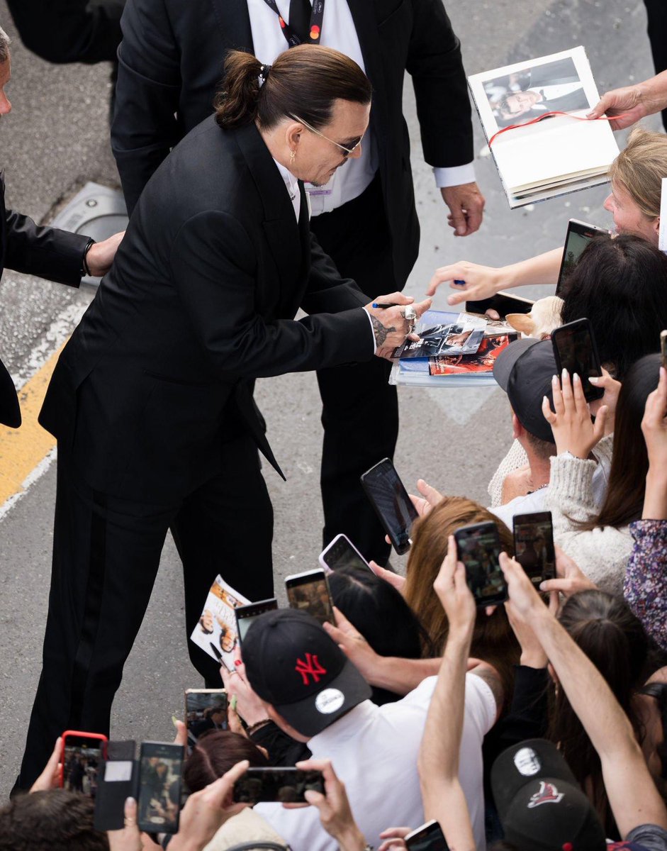 “I’d just thank the people out there who have been with my up-and-down, weird-road, strange career and supported me and stuck with me all these years. I mean, they’re my boss. That’s what keeps me working.”
— Johnny Depp 
❤️