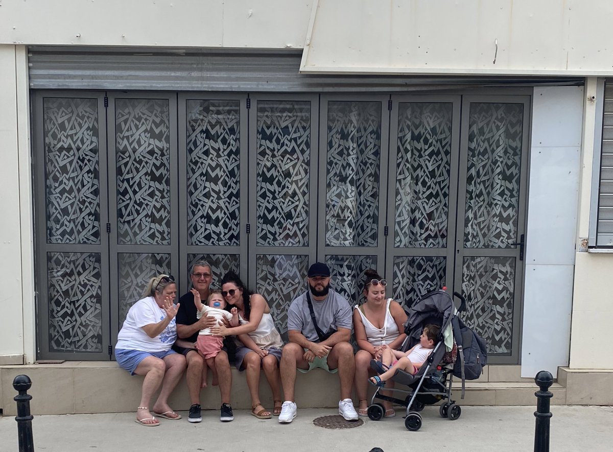 Walk into Malia today to pay homage to my Uncle’s old bar. 💙

One particular member of the clan was not up for the photo 🫠😅

#memories #family 
#EverlyCrumpton 🫶🏻💛