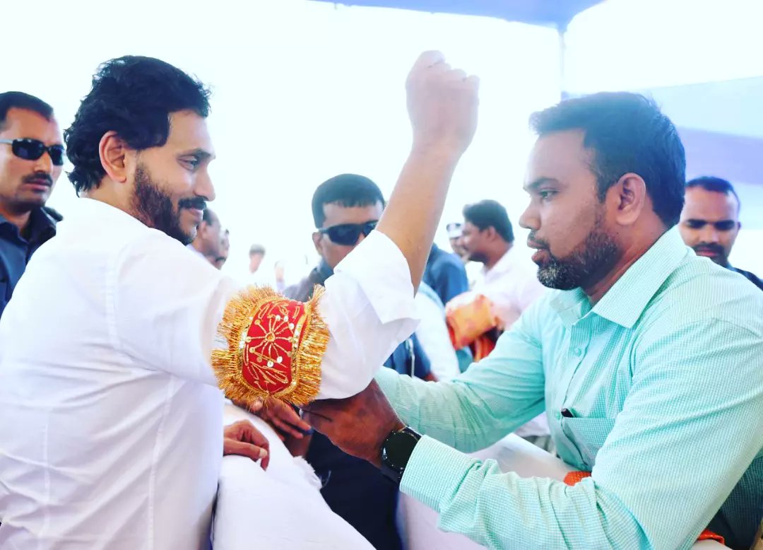 SaleemSk796's tweet photo. 😍😍😍 Today met our Dynamic &amp; Dashing Role model Jagananna 😍😍😍 https://t.co/xhLkUUXy6t