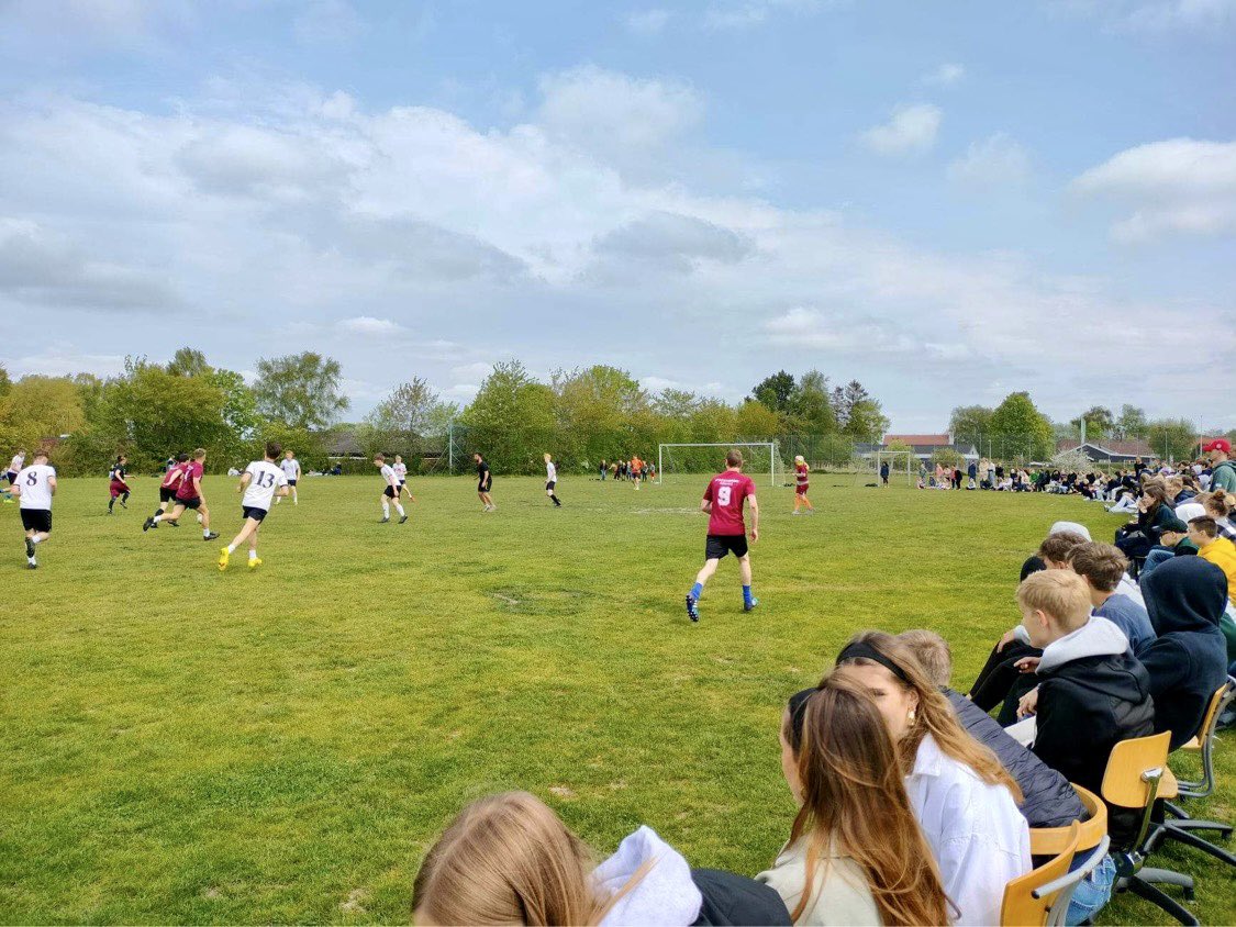 Fotbal devataci vs ucitele den pred poslednim zvonenim devataku. Cela skola kolem hriste, soundboks duni a prvnaci se meni v hooligans. Ucitele jsou nastesti posileni o suply, kteri snizuji vekovy prumer. (Suplove jsou zamestnani hodinove, bezne neuci.) 3-2 vyhra, 1+1, zdar.