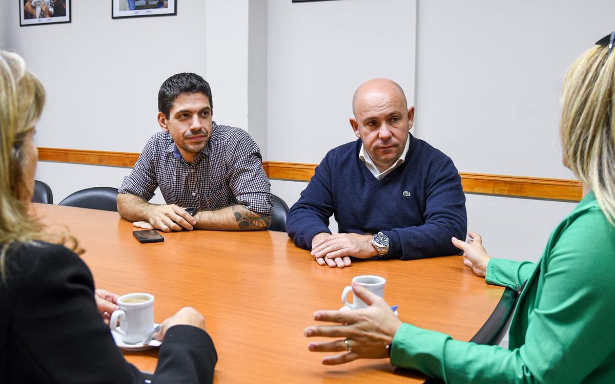 Gus_Sastre's tweet photo. Recibimos a referentes de la AEFIP, con quienes articulamos acciones conjuntas hace tiempo. Avanzamos en las gestiones para la entrega de tierras para que trabajadores de la entidad puedan acceder a su casa propia, tal como lo hemos hecho con muchos sectores. 

#HaciendoMadryn https://t.co/3v05Olwtuw