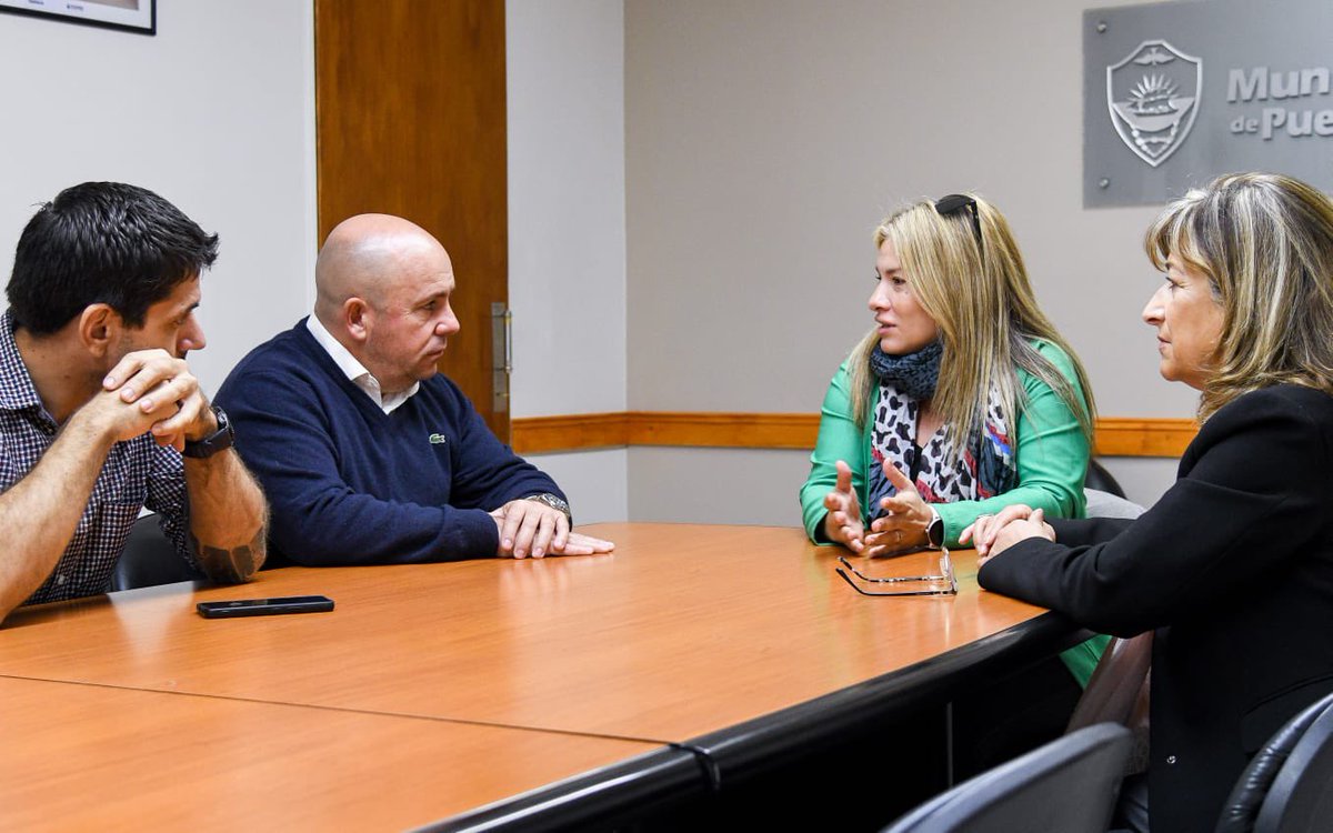 Gus_Sastre's tweet photo. Recibimos a referentes de la AEFIP, con quienes articulamos acciones conjuntas hace tiempo. Avanzamos en las gestiones para la entrega de tierras para que trabajadores de la entidad puedan acceder a su casa propia, tal como lo hemos hecho con muchos sectores. 

#HaciendoMadryn https://t.co/3v05Olwtuw