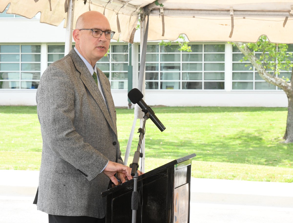 .@HillsboroBurros was celebrated today with the unveiling of a marker that signifies the school’s history & its place as heartbeat of its community. The school recently underwent a $96,000,000 renovation & expansion, including new library, art spaces, outdoor courtyards & more!