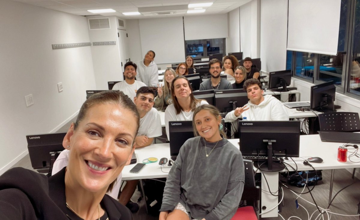 RemediosMalaga's tweet photo. Un año más en la clase del 
#MasterUEV en marketing digital y Big Data de la @UEValencia . 
Querido @ChemaLamiran muchas gracias por contar de nuevo conmigo.
#Formación @RMediosMKT https://t.co/31hMCovsaW