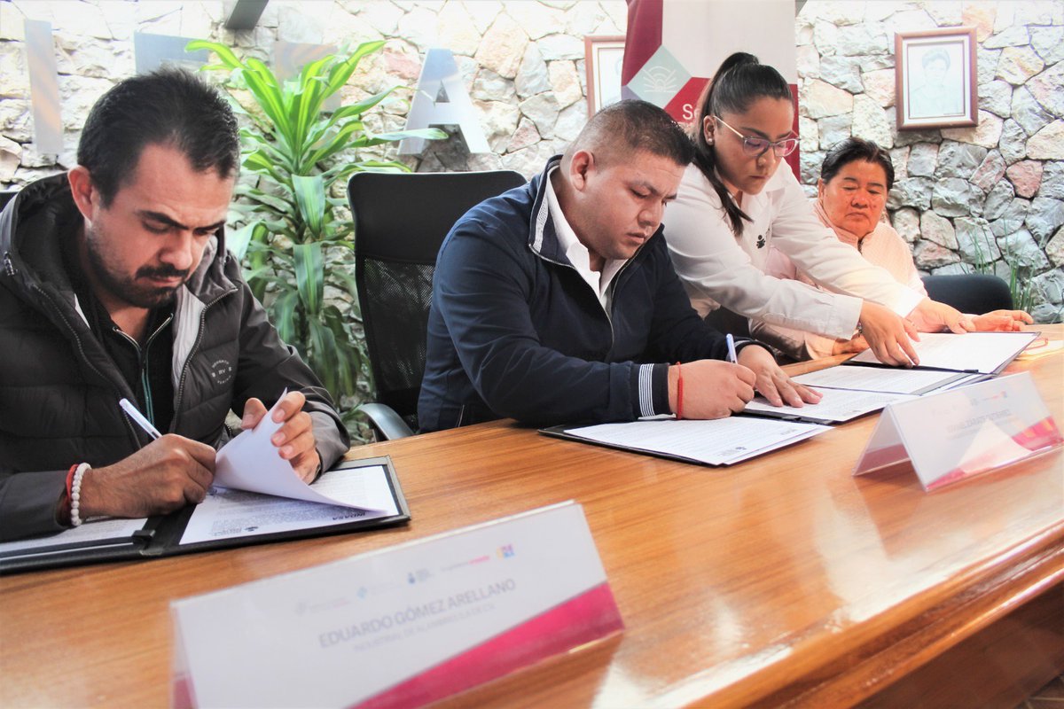 Ismael_ZarateG's tweet photo. Firmamos un convenio con #INDASA, empresa dedicada a la industria del acero y preocupada por la educación de sus trabajadores, el objetivo: acercar los servicios educativos del @IEEAPuebla.
#PueblaAcelera en conjunto con todos los sectores para el bienestar de las y los poblanos. https://t.co/R2gbabdTJn