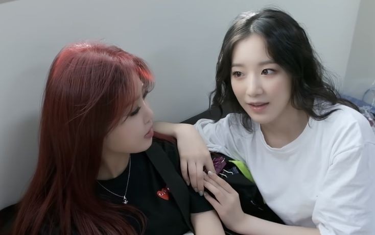 Gerçekten soojin gruptan ayrıldı haberini duyunca ilk düşündüğüm şey "shuhua soojinsiz napıcak" oldu o kadar bağlılar ki birbirine hatta ilk aylar shuhua gerçekten çok kötüydü ve bunu belli etmek istemesede belli oluyordu ah ağlıyıcam