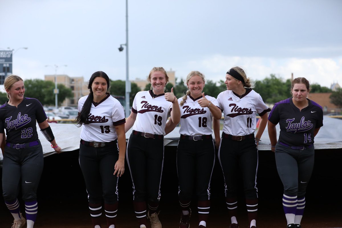 CVilleLTS's tweet photo. Wherever the break is at, we can’t catch it 🤷‍♀️🤦‍♀️. Another storm delay. Buttttt we’re still in high spirits here!! 

📺 https://t.co/006k3wMTVe
📊 https://t.co/k87sVyOh1v
#️⃣ #TigerUp https://t.co/Sn6EVBToEk