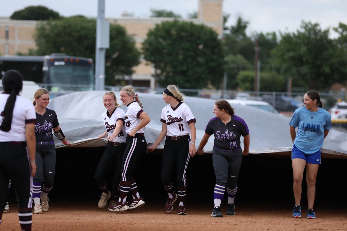 CVilleLTS's tweet photo. Wherever the break is at, we can’t catch it 🤷‍♀️🤦‍♀️. Another storm delay. Buttttt we’re still in high spirits here!! 

📺 https://t.co/006k3wMTVe
📊 https://t.co/k87sVyOh1v
#️⃣ #TigerUp https://t.co/Sn6EVBToEk