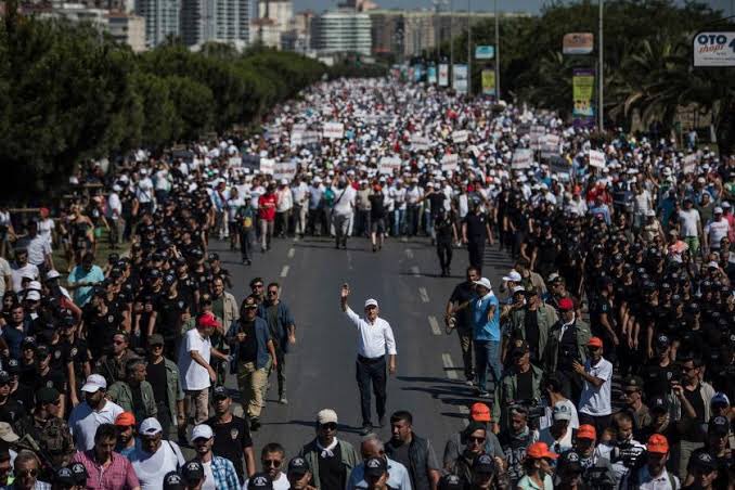 Arkadaşlar,YSK'ya gidilmesi gerekiyorsa gidilecek. Önce YSK verileri ile Islak tutanaklar tespit ediliyor.

Tutanakla ilgili maddi hatalara her zaman itiraz edilebilir, süre sınırı yok. Bu konuda Yüksek Seçim Kurulu kararı var. Çalınan hakkımızı alacağız

#secimiptaledilsin