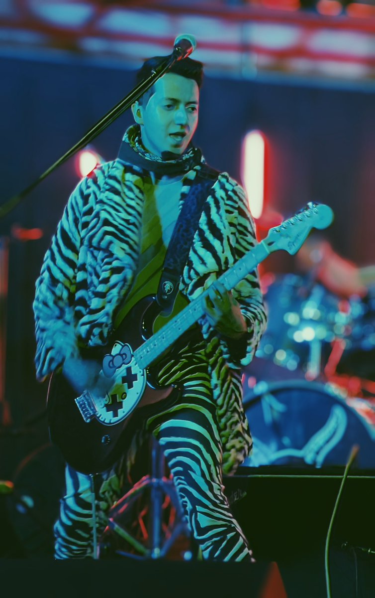 LincesterMx's tweet photo. 🎸🐈 Oly Baby robando cámara con su guitarra de Hello Kitty en La Piedad Live Music 🐈🎸 #LaRutaDelRock https://t.co/pF4e9Todnh