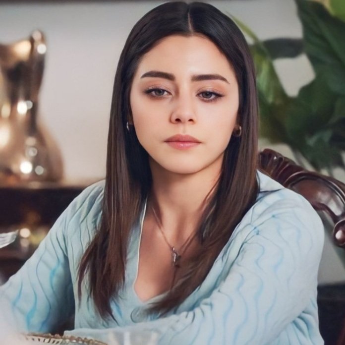 A expressão do sofrimento, que atriz! Aqui sinto todo o sofrimento que Doğa está passando nesse momento, e Sıla faz parecer real.
A melhor decisão da sua vida foi tomada há 1 ano, de la para cá seu brilho e sucesso só cresceram ela merece!
#SılaTürkoğlu
#DoğFat
#KızılcıkŞerbeti