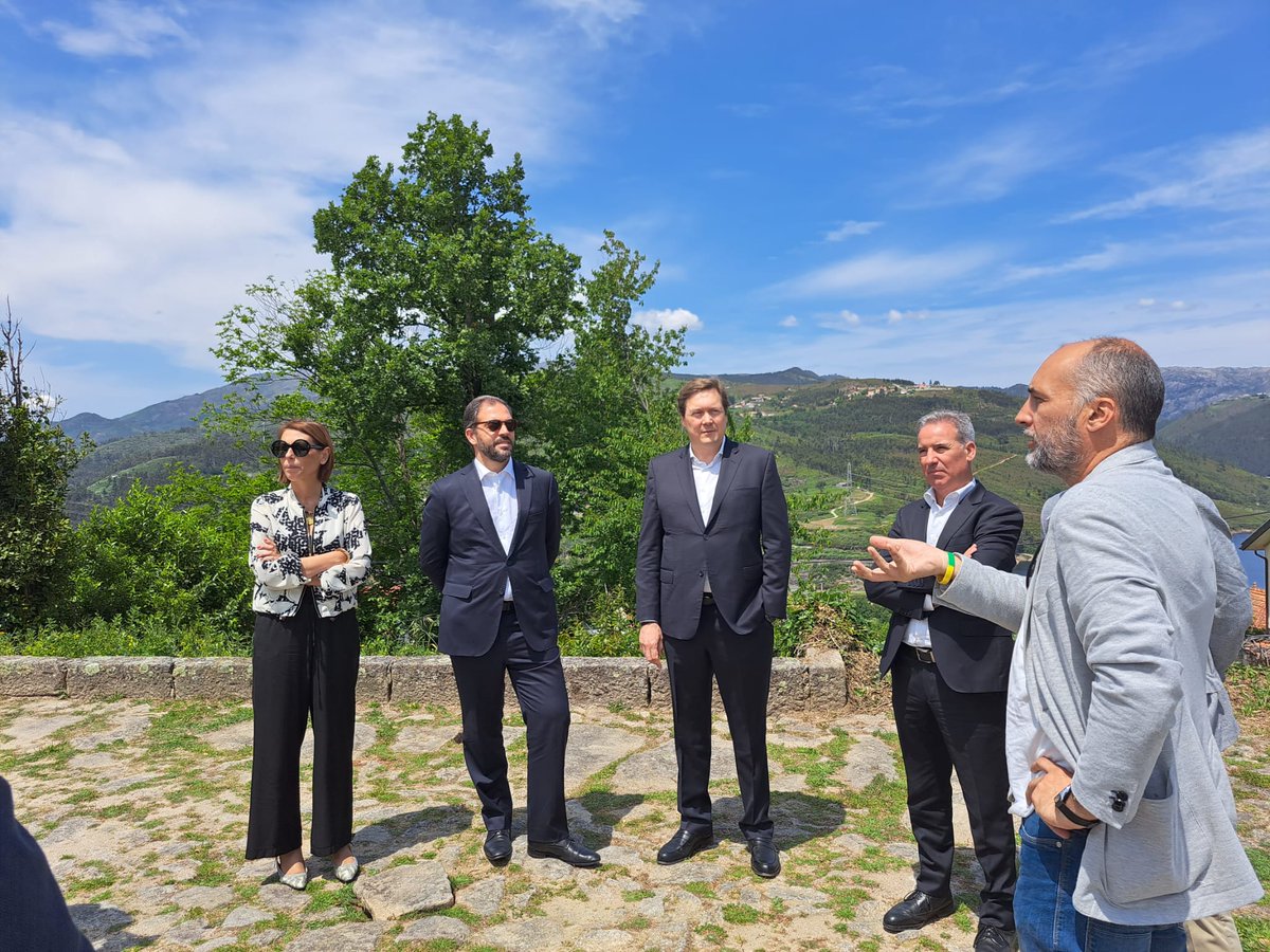 ambiente_pt's tweet photo. O #MAAC, Duarte Cordeiro, visitou o Parque Nacional da Peneda-Gerês com o seu homólogo da Argentina, @juancabandie; o #SECNF, João Paulo Catarino; o edil de Ponte da Barca, Augusto Marinho, e o ICNF. Viram projetos de restauro de habitats e gestão do fogo rural.

#XXIIIGoverno https://t.co/tmV1JEC7gZ