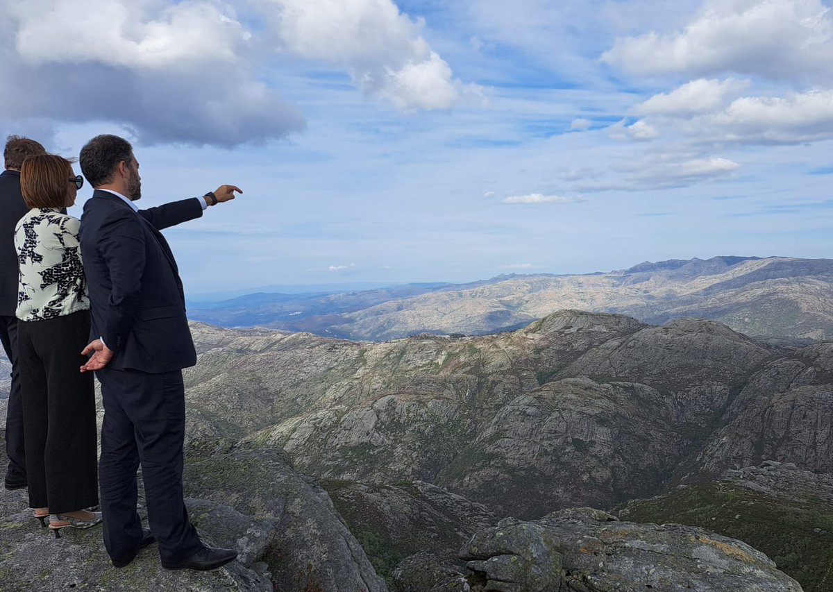ambiente_pt's tweet photo. O #MAAC, Duarte Cordeiro, visitou o Parque Nacional da Peneda-Gerês com o seu homólogo da Argentina, @juancabandie; o #SECNF, João Paulo Catarino; o edil de Ponte da Barca, Augusto Marinho, e o ICNF. Viram projetos de restauro de habitats e gestão do fogo rural.

#XXIIIGoverno https://t.co/tmV1JEC7gZ