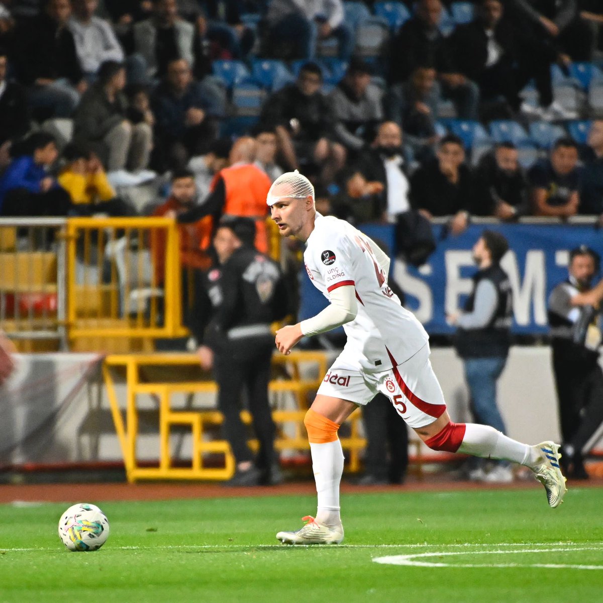 GalatasaraySK's tweet photo. Onu bir kelimeyle anlatın 👇

Admin: SAVAŞÇI! https://t.co/sPybuDMACP