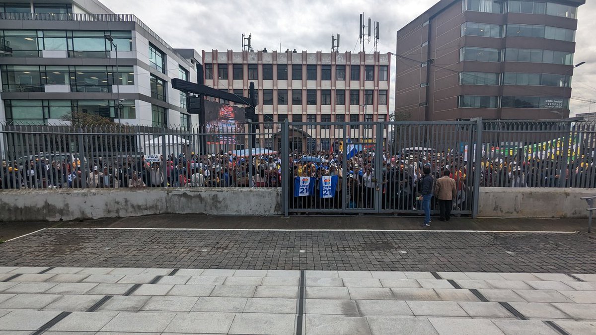 Quién paga por la tarima, pantalla y amplificación de las barras de @lassoguillerno??
#PeriferiKinforma