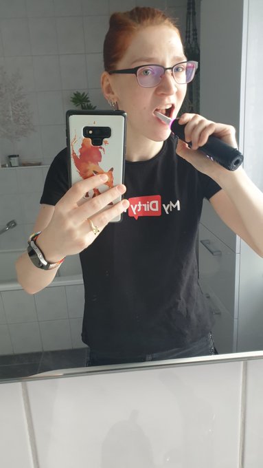 Mundpflege ist wichtig 🦊 https://t.co/JDWVa25iSE<a href="/tag/smoke"class="tags"><span>#smoke</span></a><a href="/tag/redhead"class="tags"><span>#redhead</span></a><a href="/tag/dirty"class="tags"><span>#dirty</span></a><a href="/tag/girlswithglasses"class="tags"><span>#girlswithglasses</span></a><a href="/tag/shisha"class="tags"><span>#shisha</span></a>