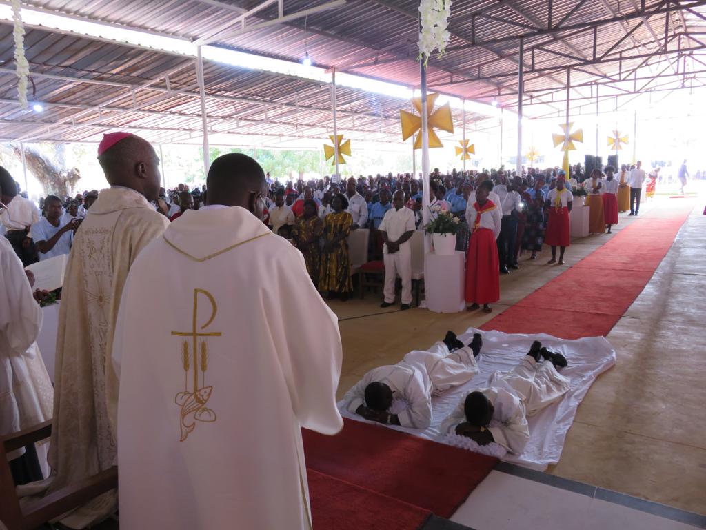 mercedarios's tweet photo. Celebramos con profunda alegría la ordenación de dos nuevos sacerdotes para nuestra Iglesia en la Orden de la Merced.
Revisa fotos y el video de la ordenación en https://t.co/HqFxmZpbn7 #mercedarios #Angola #ordendelamerced https://t.co/4m6jQpHcuo