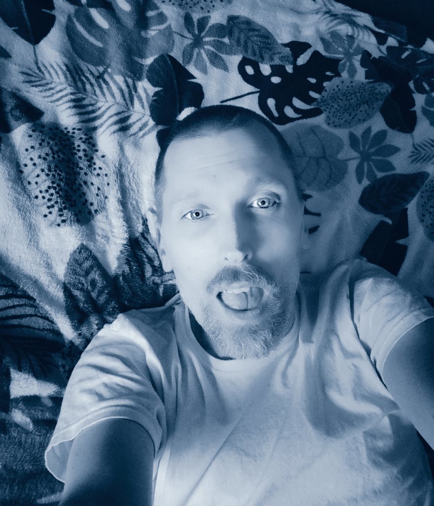 Illadelph_78's tweet photo. Chillin, playing around with my new phone on my day off. The #OnePlus10Pro5G is "phat" as we used to say in high school. 📱📱 https://t.co/7BCfpPjx7O