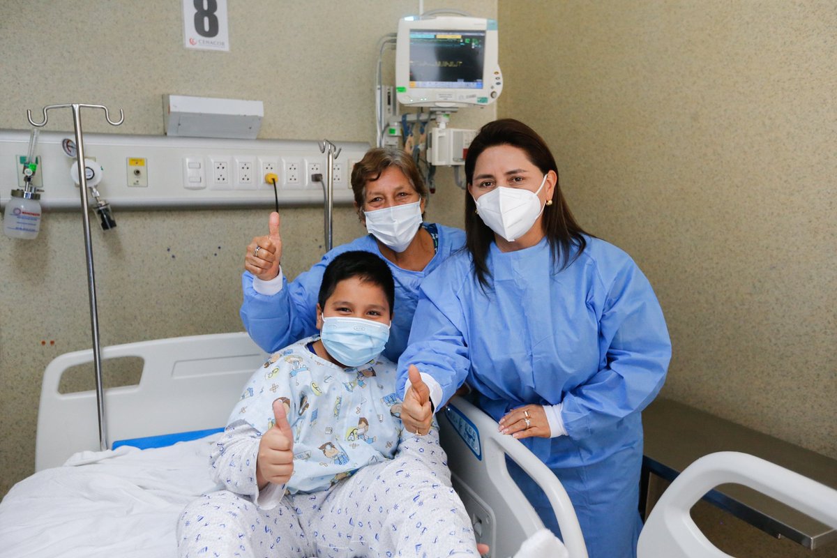 Minsa_Peru's tweet photo. #MinsaInforma | La ministra de Salud, Rosa Gutiérrez, visitó a 4 niños que fueron transferidos desde #Yurimaguas hasta el @H2deMayo para realizarse intervenciones quirúrgicas dentro de la campaña de #desembalse "Operación Vida". Los niños serán dados de alta próximamente. https://t.co/onGXrOWtcS