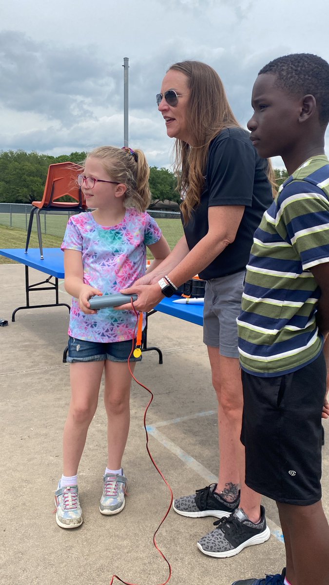 Speegleville's tweet image. 4th Grade Rocket Launch Day @Speegleville #TeamSPE #SpeeglevilleStrong #1Midway #MidwayISD #SpaceX #CareerDay