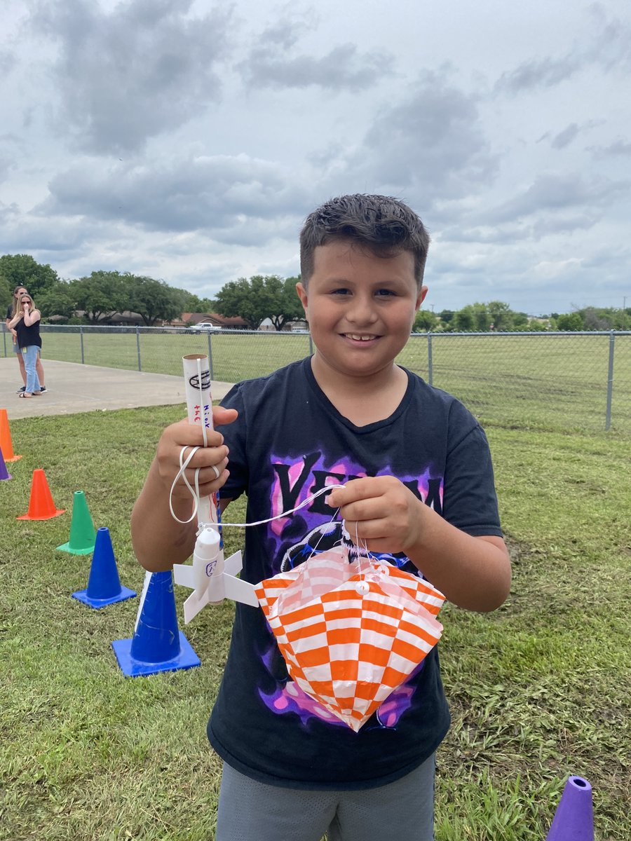 Speegleville's tweet image. 4th Grade Rocket Launch Day @Speegleville #TeamSPE #SpeeglevilleStrong #1Midway #MidwayISD #SpaceX #CareerDay