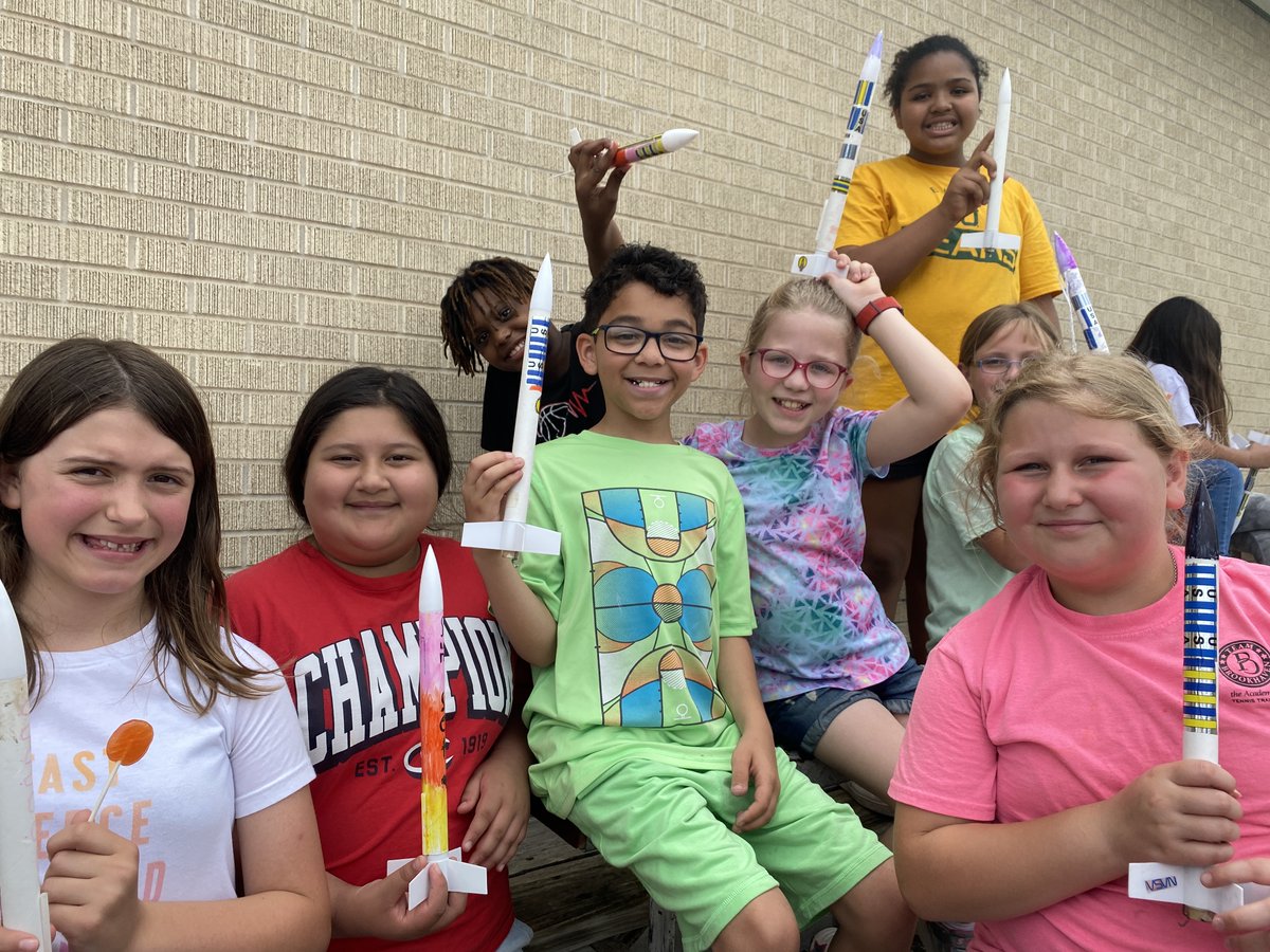 Speegleville's tweet image. 4th Grade Rocket Launch Day @Speegleville #TeamSPE #SpeeglevilleStrong #1Midway #MidwayISD #SpaceX #CareerDay