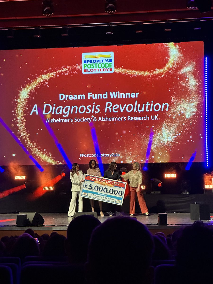 LindsayNehorai's tweet photo. So many great memories from last nights #PostcodeLotteryGala but this has be the picture of the night for me! What an INCREDIBLE funding initiative and a life changing project - just incredible, in complete awe @PostcodeLottery @alzheimerssoc @AlzResearchUK 🎉🙏 https://t.co/21qams1jHh