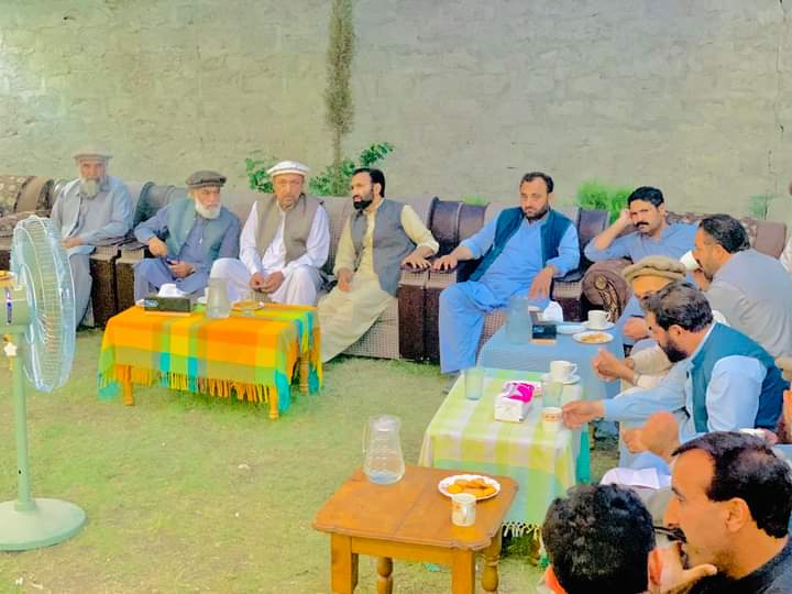 Attaullah__ppp's tweet photo. ممبر جی بی اسمبلی #نواز_خان_ناجی پیپلز پارٹی کے رہنما #عطاءﷲ کے والد محترم کی وفات پر اظہارِ تعزیت اور فاتحہ خوانی کر رہے ہیں۔ https://t.co/qht7iTyQzo