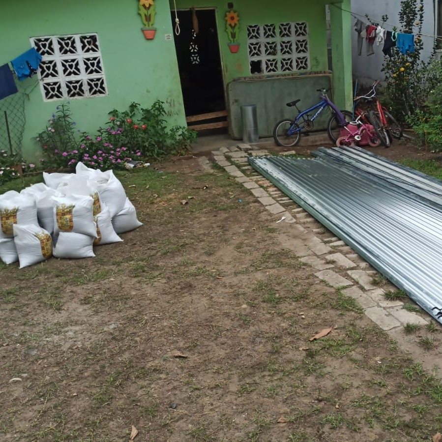 Panamaalcaldia's tweet image. Tras las fuertes lluvias en Pacora, la dirección de Gestión Social de la Alcaldía de Panamá brindó apoyo a las familias afectadas. Entregamos hojas de zinc, carriolas y tornillos para reparar los techos. Juntos trabajamos por el bienestar de nuestra comunidad. #ayudas #afectación