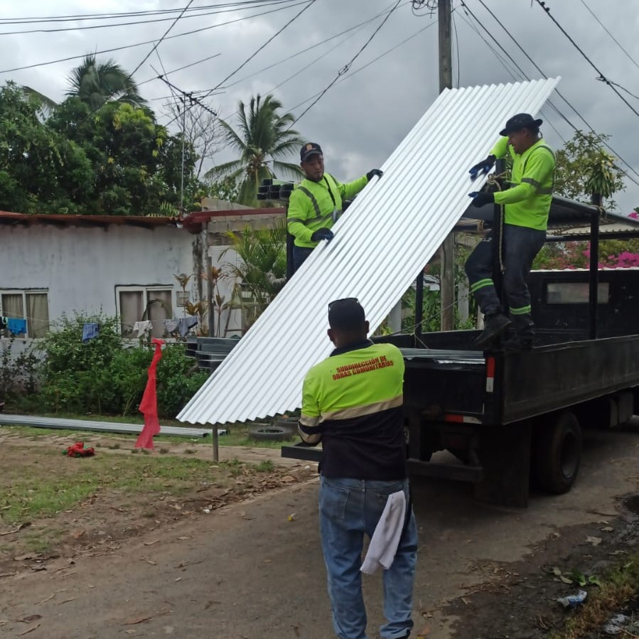 Panamaalcaldia's tweet image. Tras las fuertes lluvias en Pacora, la dirección de Gestión Social de la Alcaldía de Panamá brindó apoyo a las familias afectadas. Entregamos hojas de zinc, carriolas y tornillos para reparar los techos. Juntos trabajamos por el bienestar de nuestra comunidad. #ayudas #afectación
